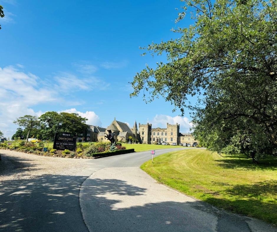 Sneaton Castle 호텔 휫비 외부 사진